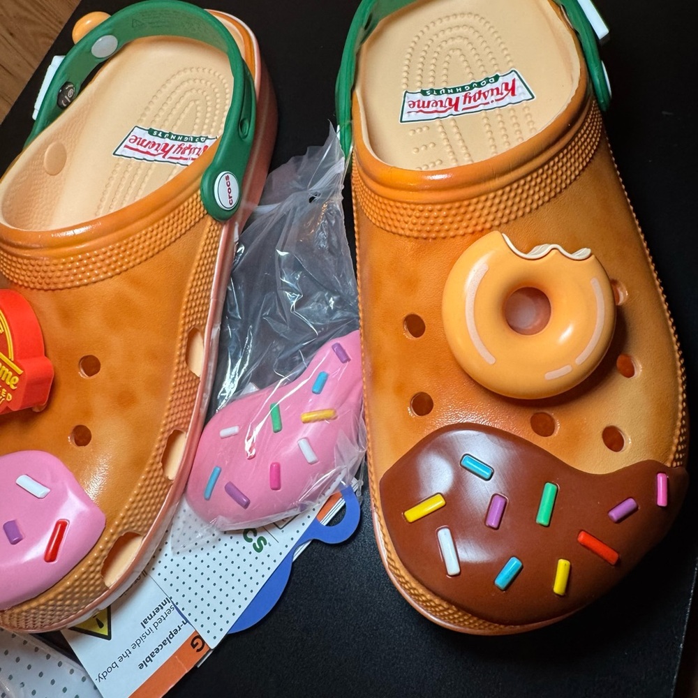 Crocs x Krispy Kreme Classic Clog – Limited Edition - Picture 7 of 16